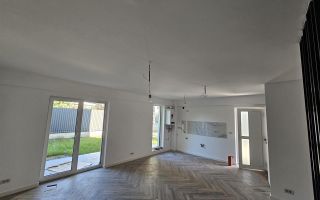 Apartament exclusivist dispus P+1E + curte 70mp - Poză 1