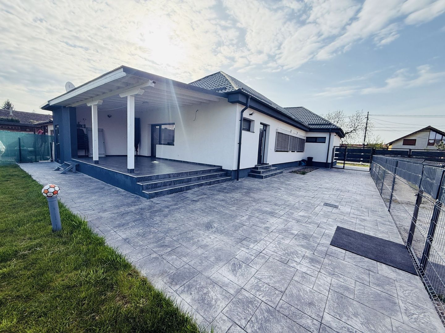 Giroc Central | Casă renovată complet | 4 camere | 2 bai - Poză 1