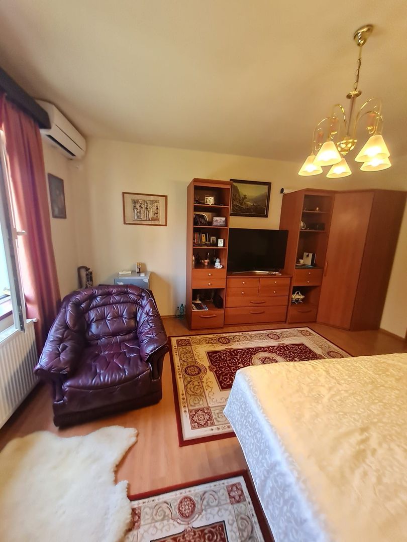 Vila deosebitǎ în zona centrala - Poză 19