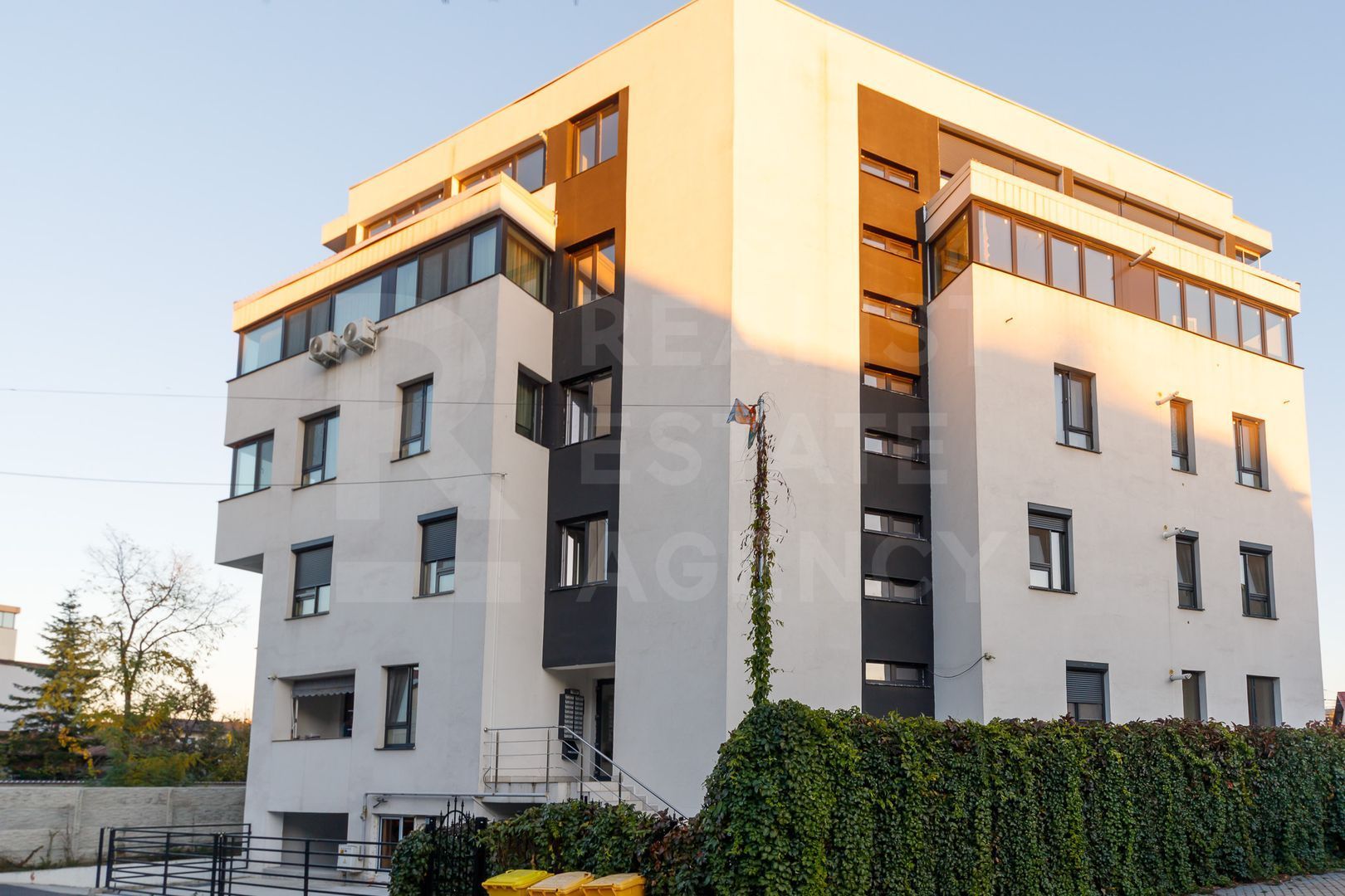 Vânzare, apartament, 4 camere, zona Giulești, București - Poză 1