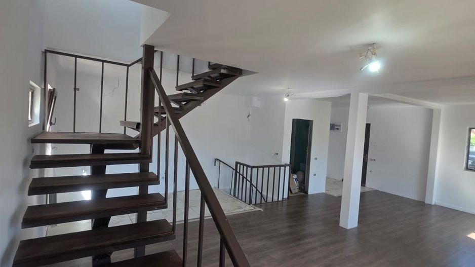 Vila Modernă și Complet Renovată în Otopeni – Oferă Confort și Accesibilitate - Poză 2