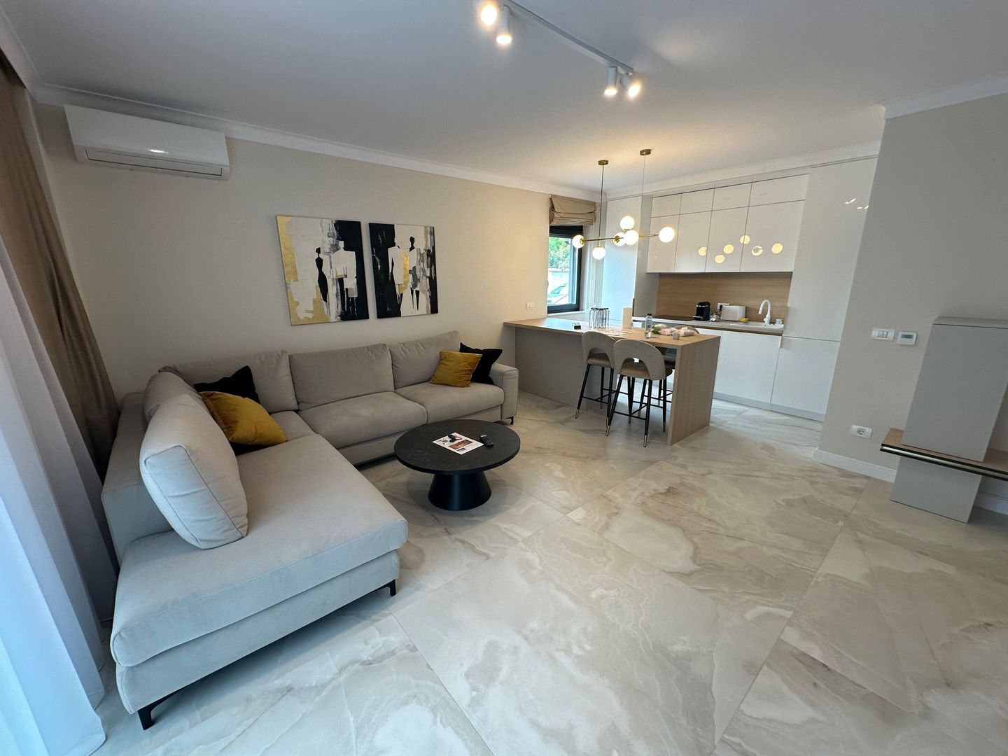 Apartment deosebit  se vinde complet mobilat - Poză 3