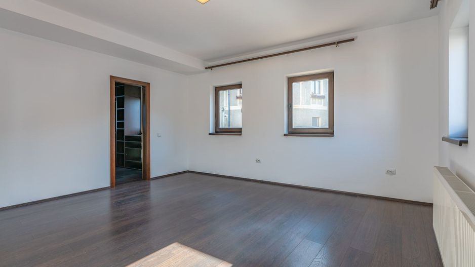 Casă modernă cu garaj și 4 dormitoare, aproape de Piața Sfatului - Poză 8