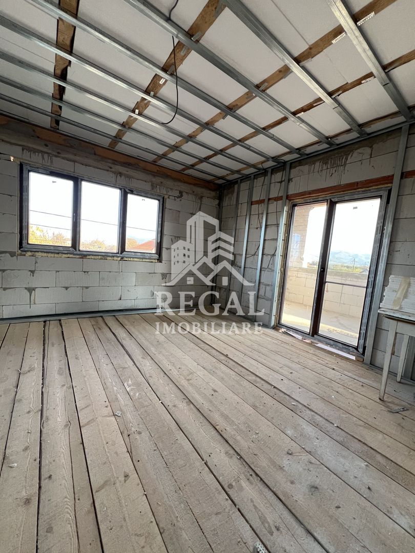 Casă spațioasă de vânzare în Ruși – pentru locuință sau investitie - Poză 14