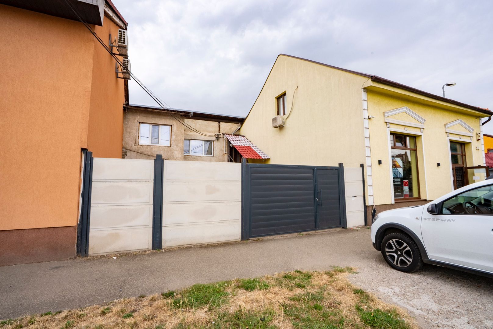 Casa 5 camere in Rogerius, la bulevard, cu acces auto - Poză 1