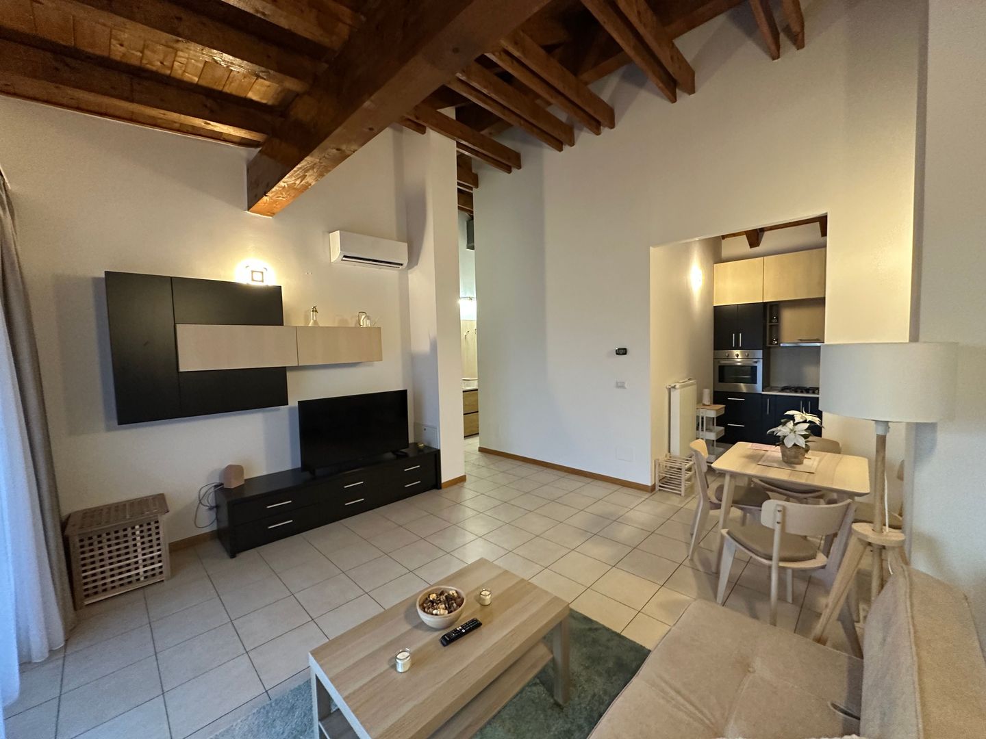 Apartment 2 canere la intrare in Dumbravita - Poză 1