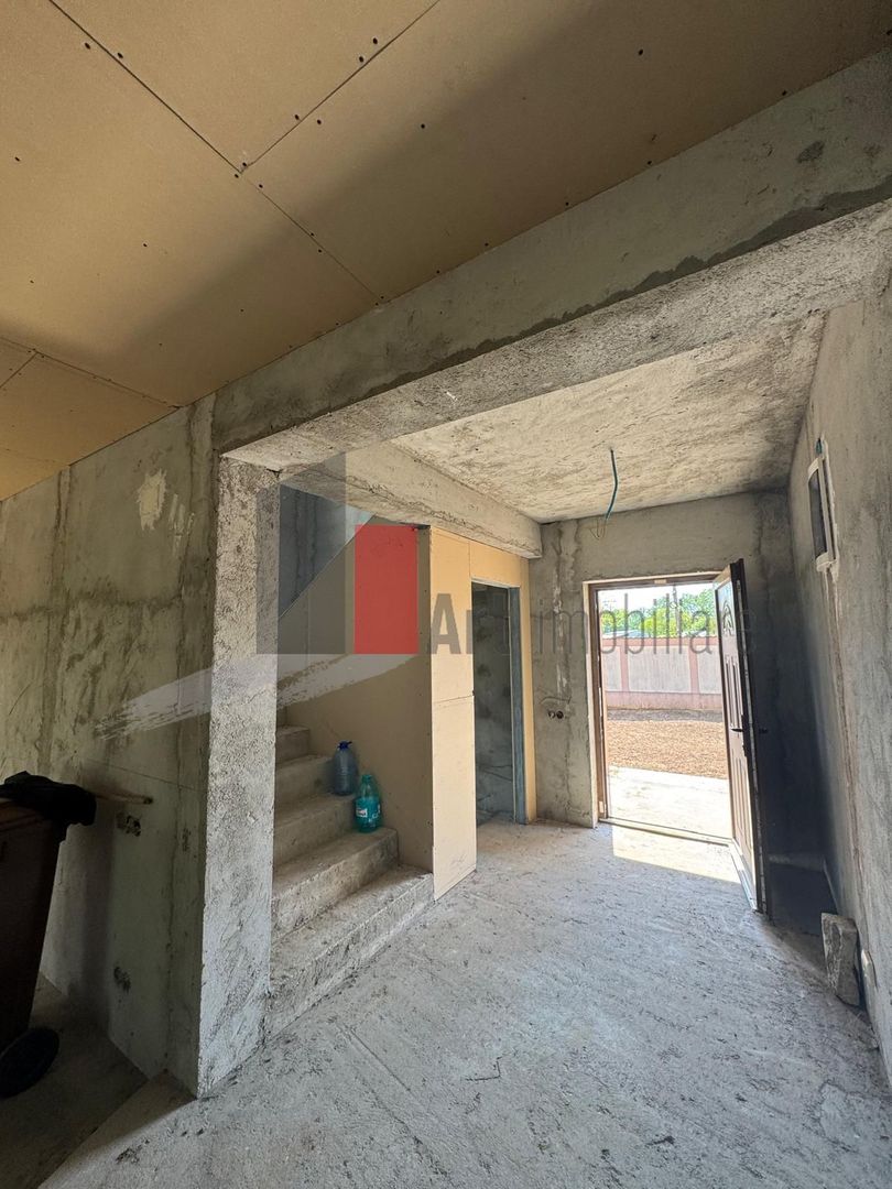 Casa la rosu in Peris - Poză 6