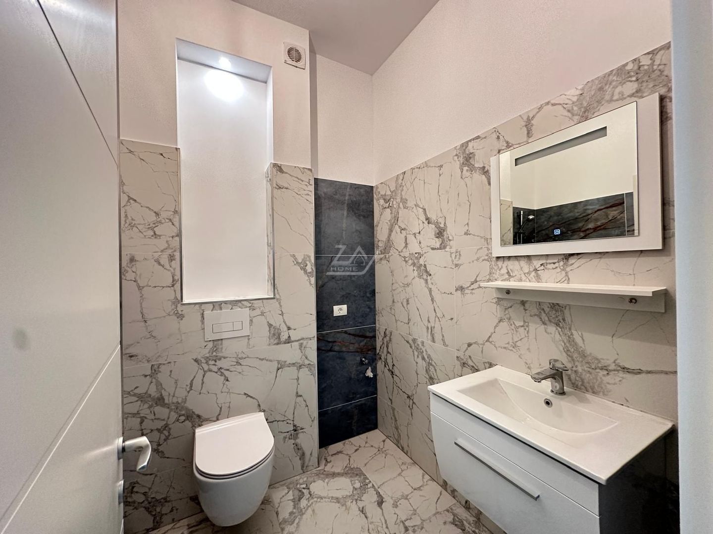 Etaj 1. Bucatarie inchisa. Drum asfaltat. Loc de parcare. - Poză 5