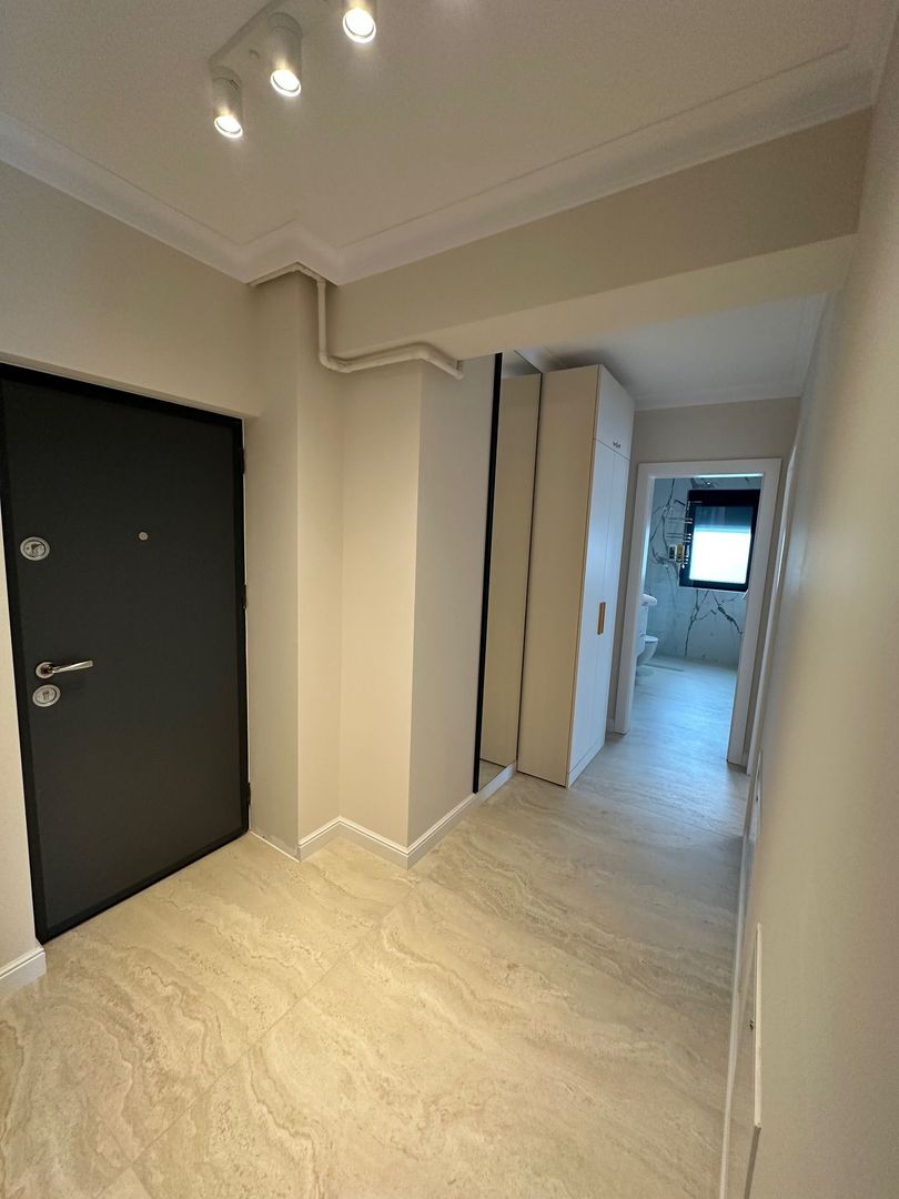 Apartment deosebit cu curte proprie se vinde complet mobilat - Poză 16