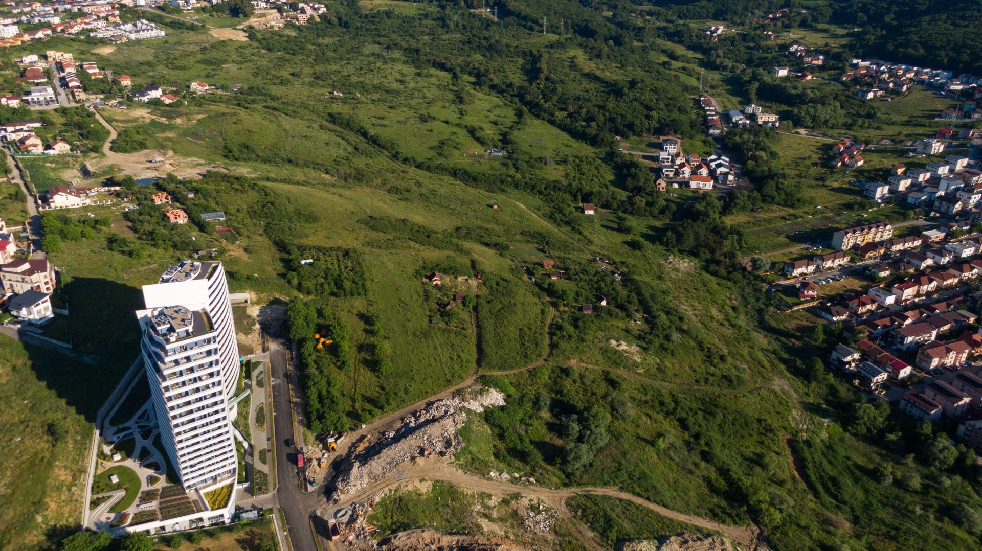 Teren construibil 4.000 mp, strada Frunzișului, lângă Wings - Poză 9
