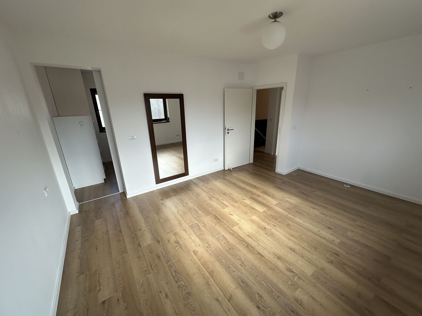 Casa deosebita intr-un cartier privat cu bariera - Poză 37