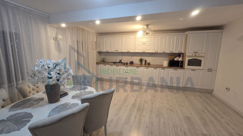 Vilă spațioasă de vânzare în sat Carlig, ideală pentru două familii - Poză 6
