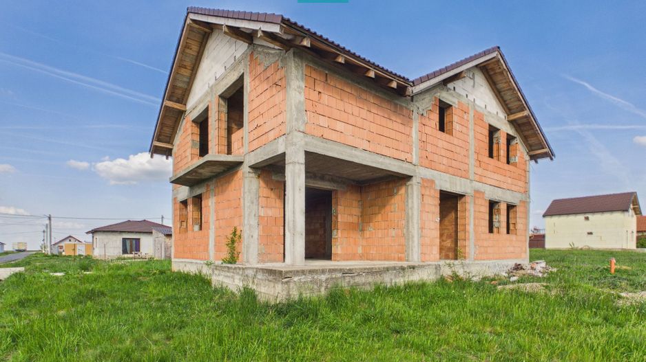 Casă la roșu cu  6 camere,  teren 500 mp în Aluniș - Poză 1