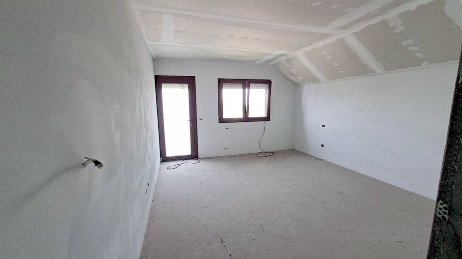 Casă tip vilă cu teren 2426 mp în Matca – oportunitate la 115.000 € - Poză 4