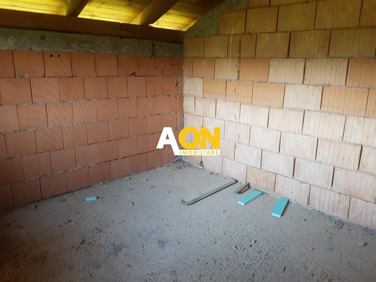 1/2 Duplex 4 camere 400 mp teren la rosu - Poză 6