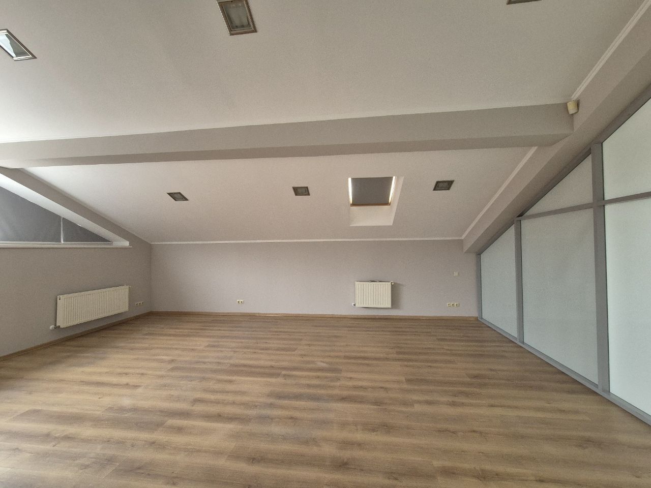 Spațiu comercial cu 6 camere de închiriat în Centru, Chișinău - Poză 8