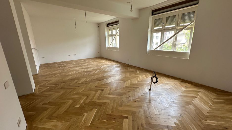 Apartament renovat în clădire istorică - are garaj - Poză 2