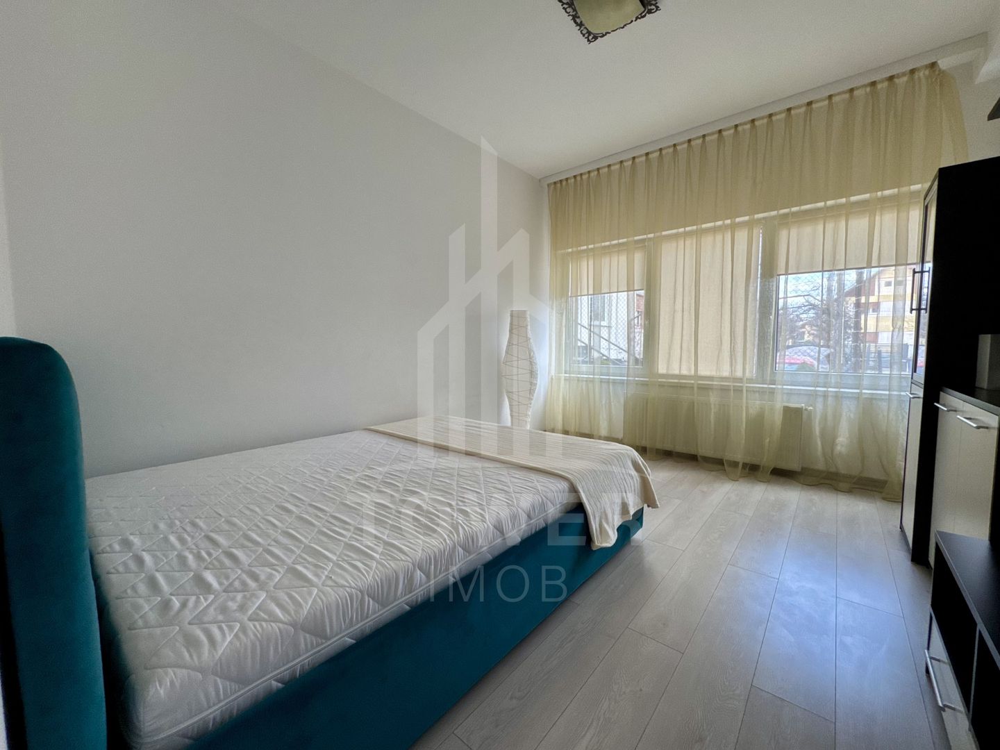 De inchiriat Apartament modern 3 camere cu curte privată şi parcare - Poză 10