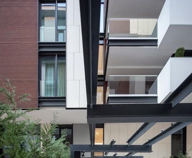 One Charles de Gaulle - Poză 2