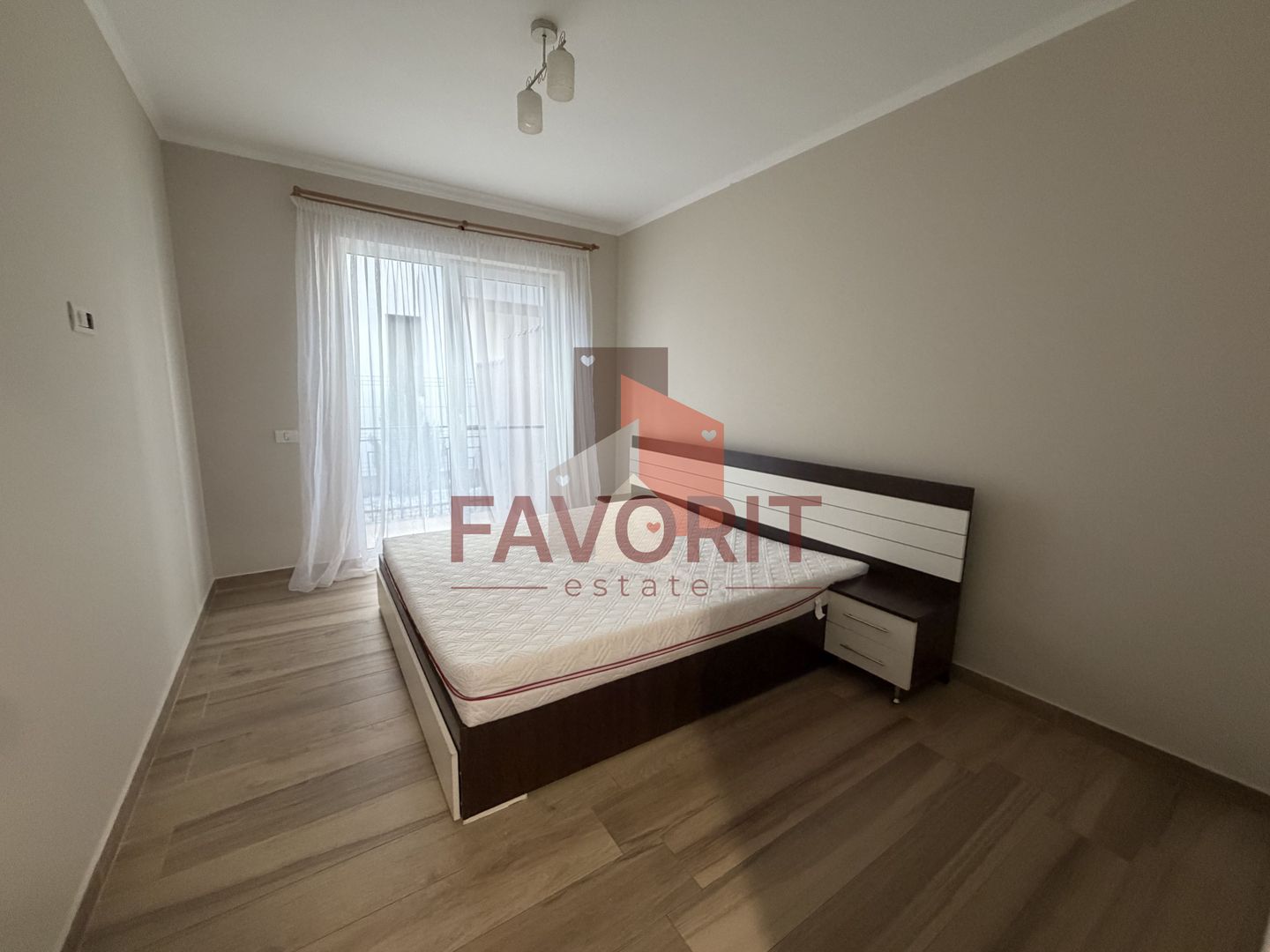 Bucatarie inchisa. Curte proprie. Cu 2 bai - Poză 12