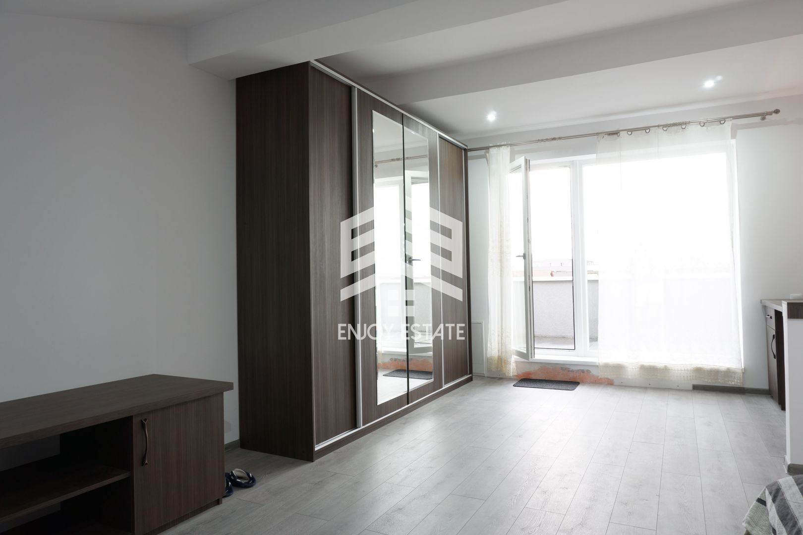 Apartament pe 3 niveluri, terasa, curte si 2 locuri parcare - Poză 1
