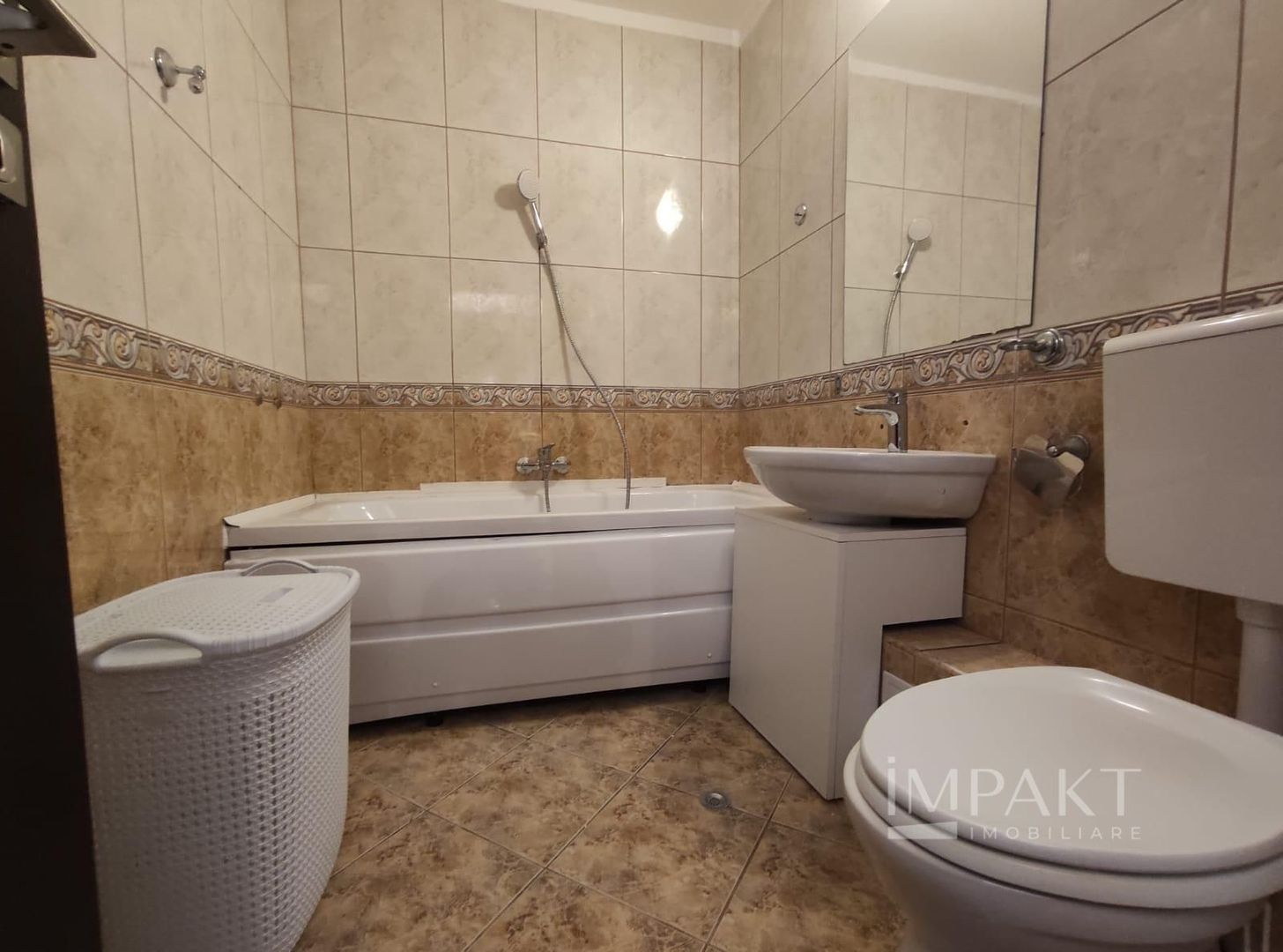 Apartament cu 3 camere, prima închiriere după renovare- zona UMF - Poză 8