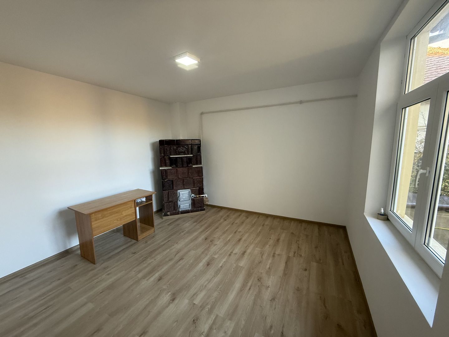 2 corpuri de Casă renovate + teren 125 mp Campina - Poză 10