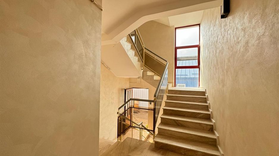 Spatii comerciale moderne de inchiriat, in cladire recent renovata - Poză 4