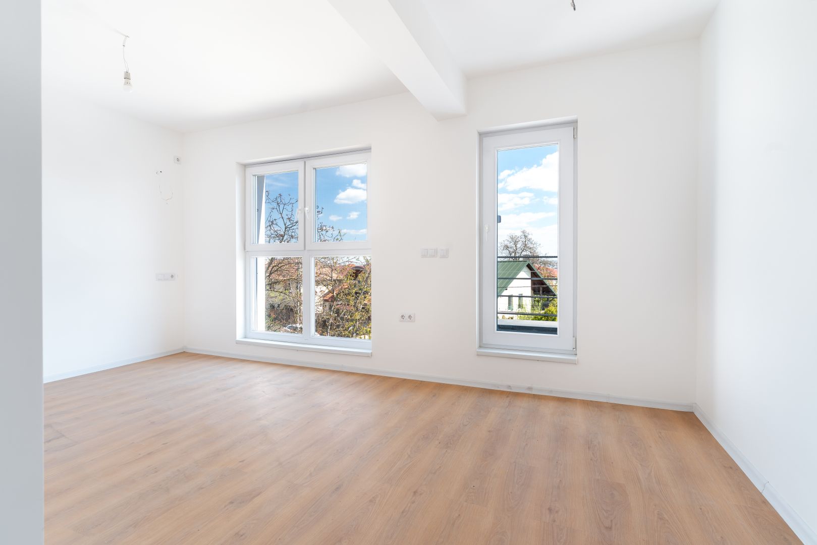 Casă / Vilă cu 5 camere de închiriat în zona Dambul Rotund - Poză 1