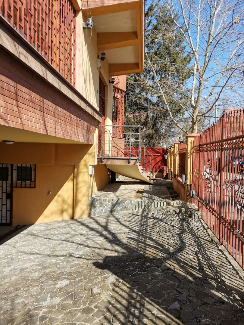 Vila str Garlei cu garaj dublu - Poză 1