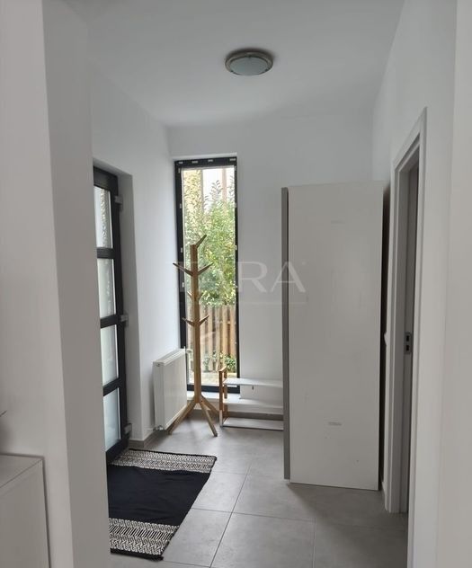 Casă spațioasă, renovată complet, într-o zonă liniștită - Poză 7