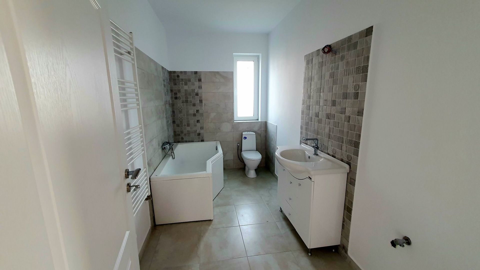 Casa dintre lacuri, Crevedia, cartier nou. - Poză 8