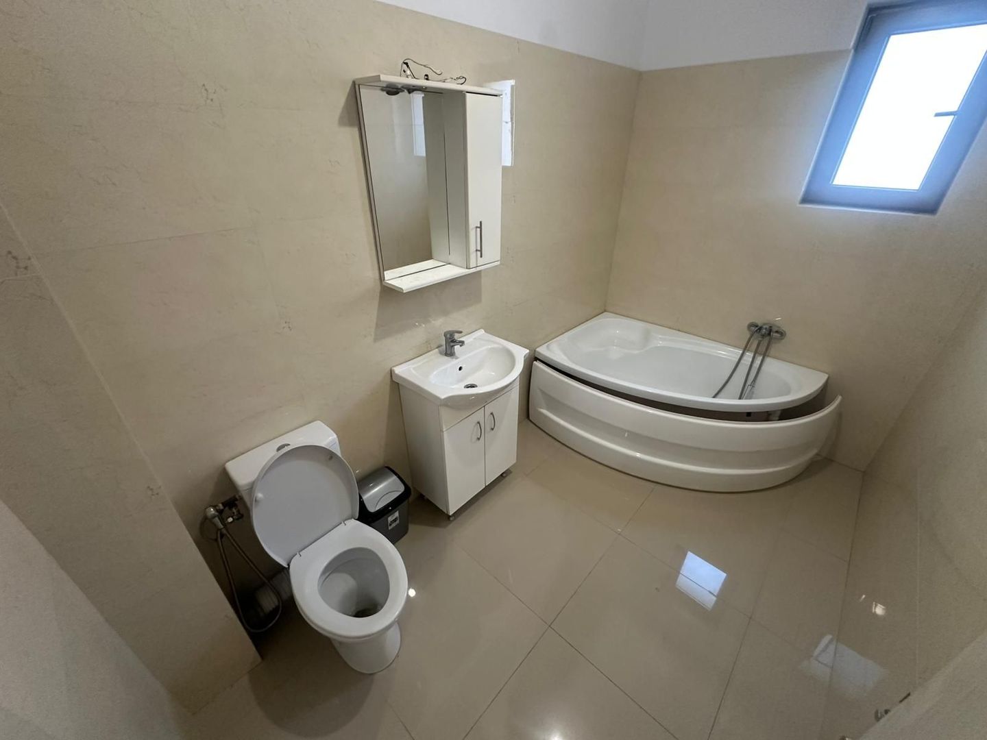 AP. 2 CAMERE - PARCARE INCLUSA, BUCATARIE INCHISA, CENTRALA PROPRIE - Poză 6