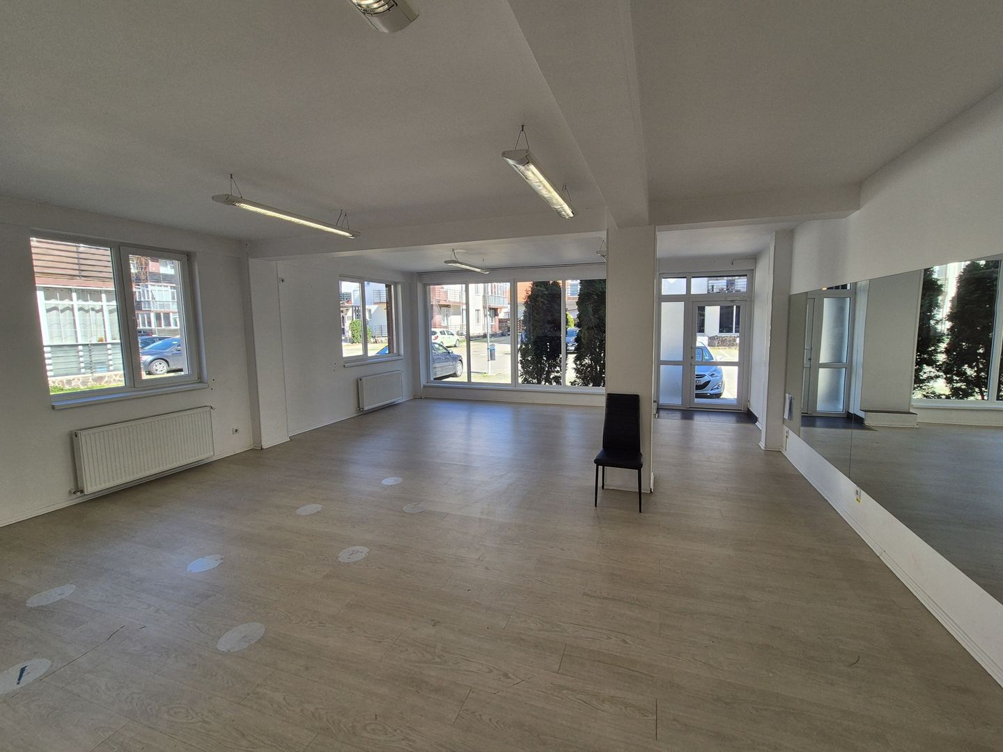 Spatiu comercial 109,54 mp + teren 222 mp + 2 locuri de parcare - Varteju - Poză 4