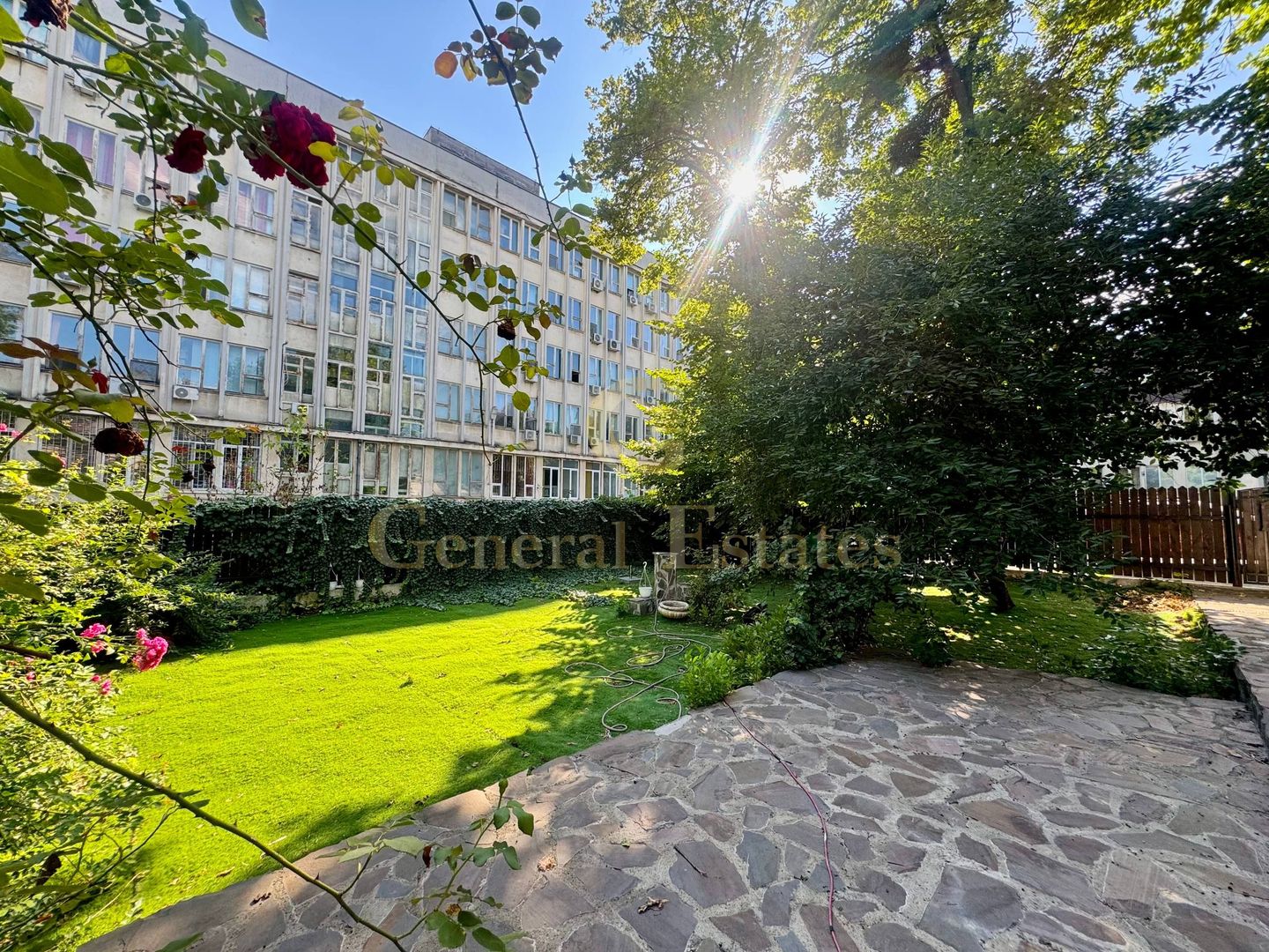 Spre Vânzare Proprietate remarcabilă cu 6 camere în inima Iașului ! - Poză 3