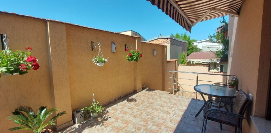 Apartament cu 3 camere pentru vanzare | curte 24 mp | Damaroaia - Poză 1