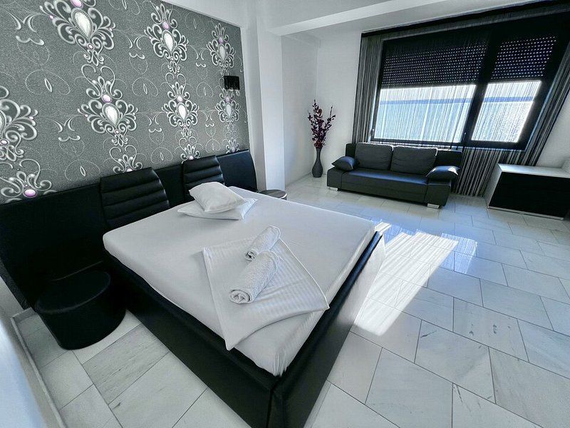 Apartament 2 camere Vila Sophia 1 - Vedere frontala la lac - - Poză 12