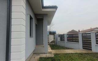 Casă de vânzare,luminoasă,ṣi bine compartimentată- orientare excelentă - Poză 3