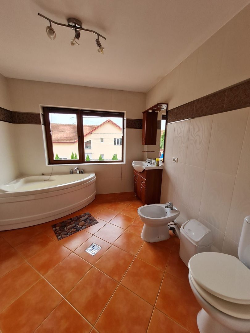 Super oferta!!!Vila spațioasă în Ghiroda! - Poză 8