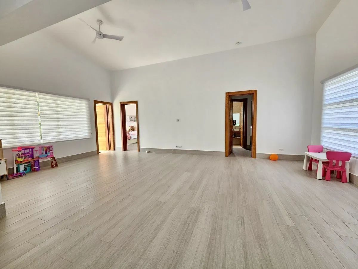 Vilă modernă de lux cu piscină privată - Poză 11