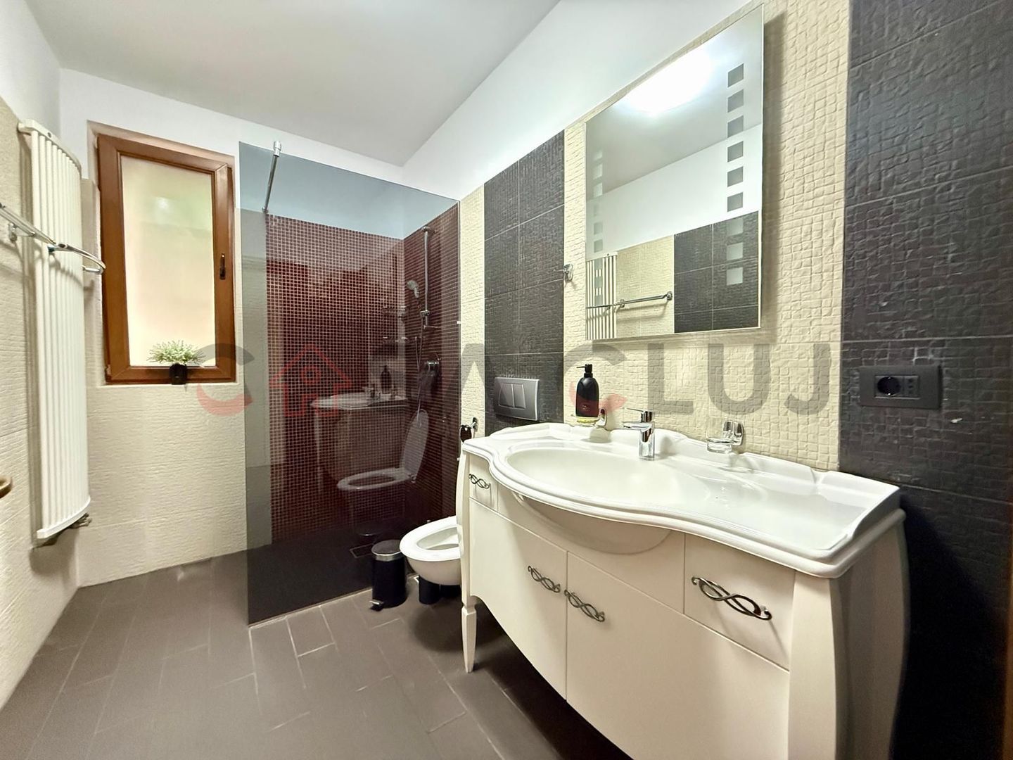 Apartament în vilă, curte, la cheie, parcare, Europa - Poză 9