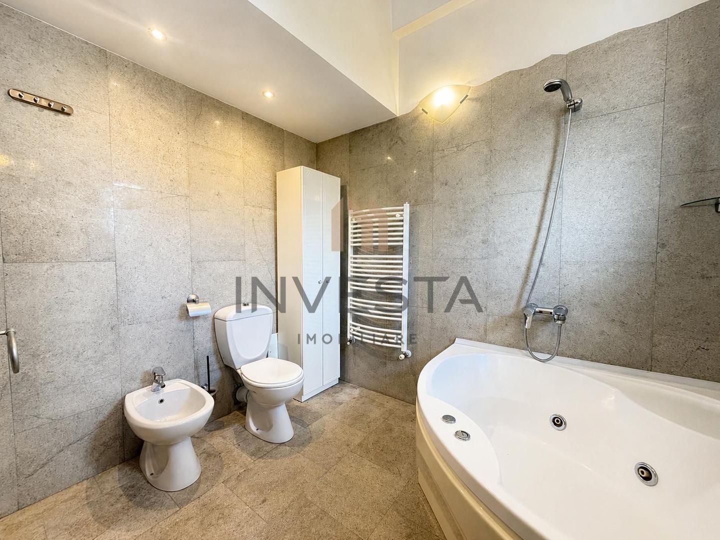 Casa de 360 mp cu sauna si garaj dublu de inchiriat in zona Buna Ziua - Poză 14