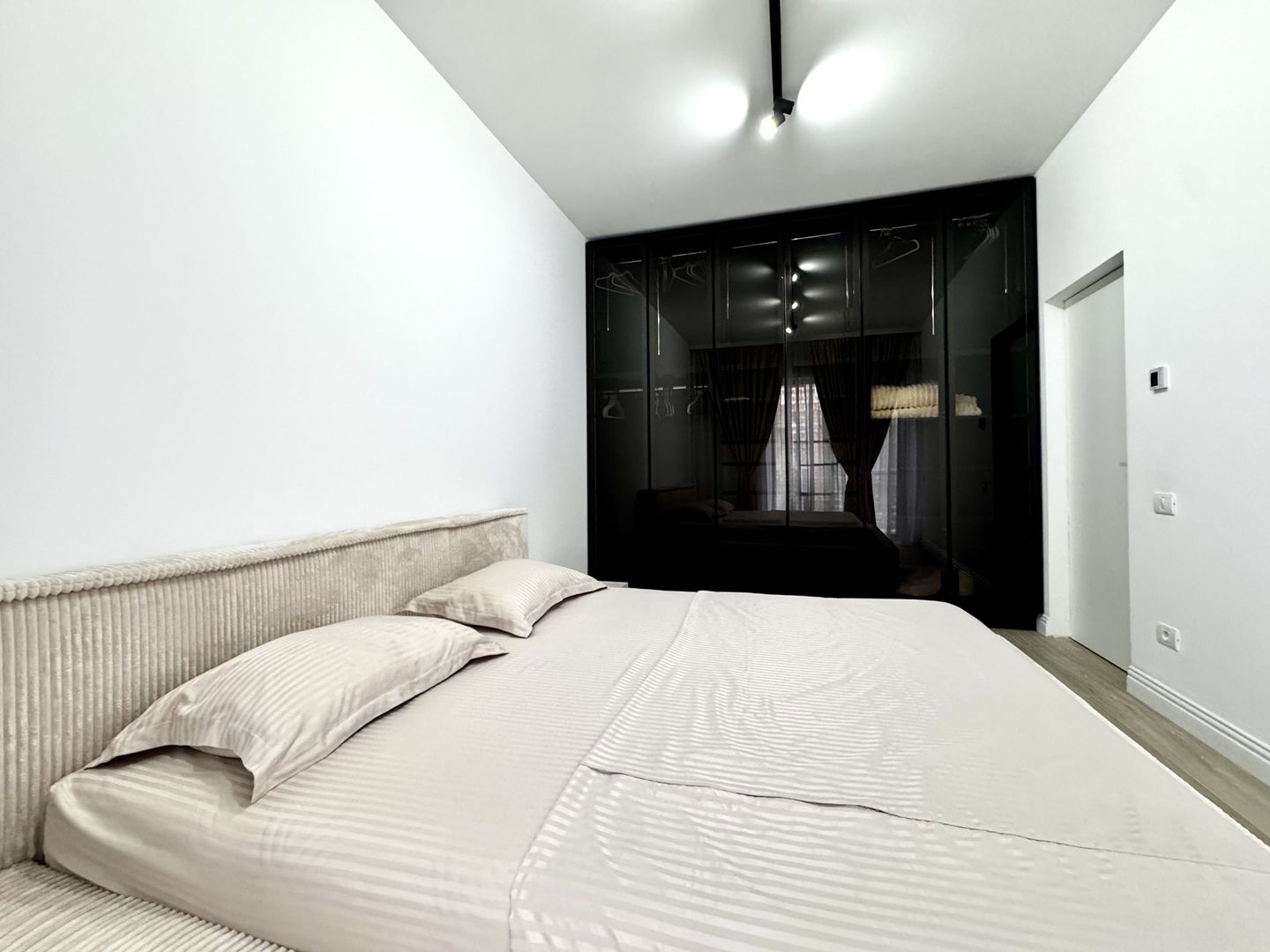 Apartament cochet și elegant, dressing generos,  la intrare in  Giroc - Poză 13