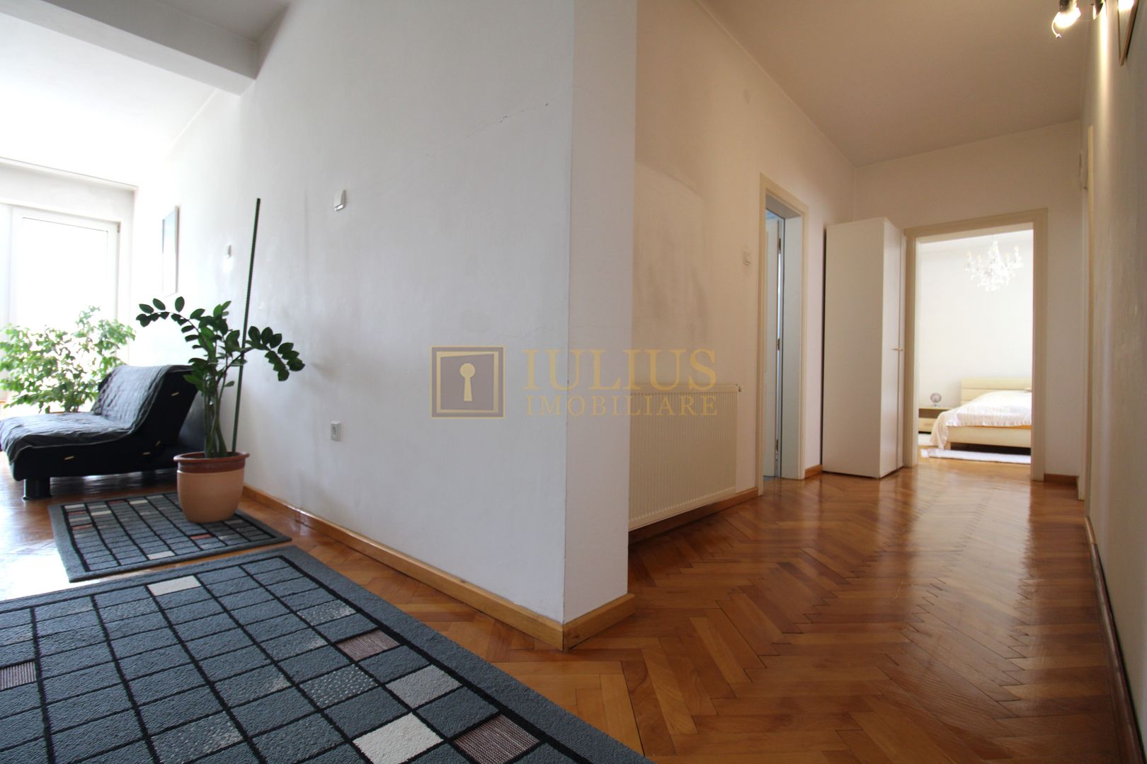 3 dormitoare, 3 bai, living spatios, 2 terase si curte. - Poză 16