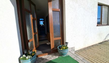 Casa Sibiu cu pivnita si garaj, curte mare