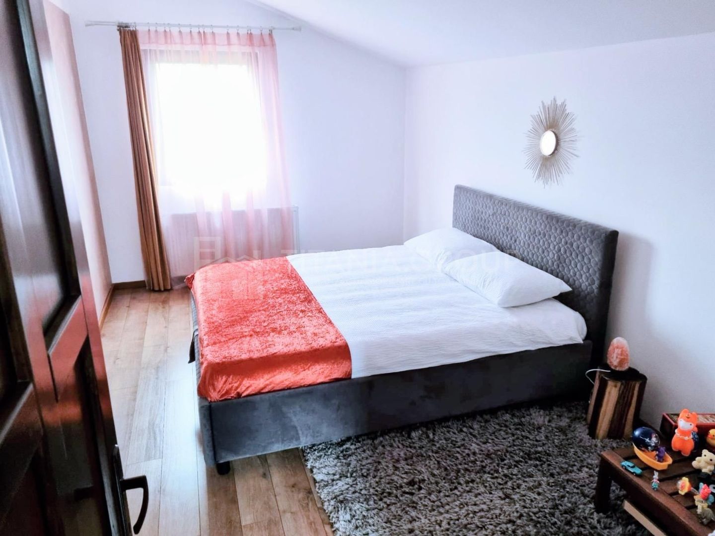INVESTITIE Vila moderna + vila la rosu, teren 1480 padure - Poză 23