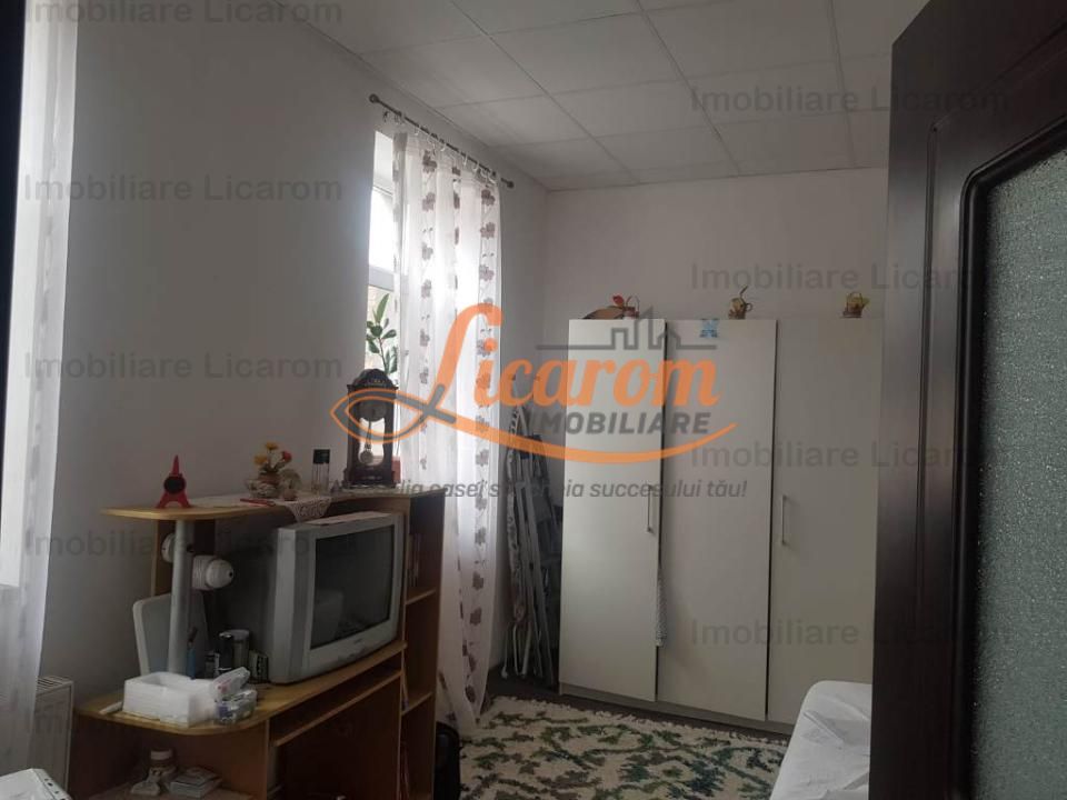 Corp de casa Blumana, zona str Lunga,curte,pod,beci. - Poză 8