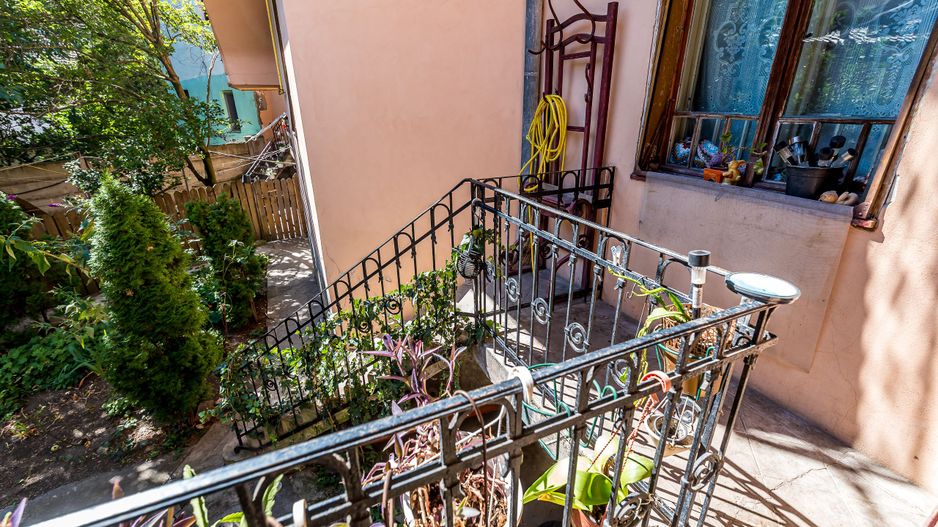 Apartament cu 4 camere si terasa si curte proprie, langa primarie - Poză 5