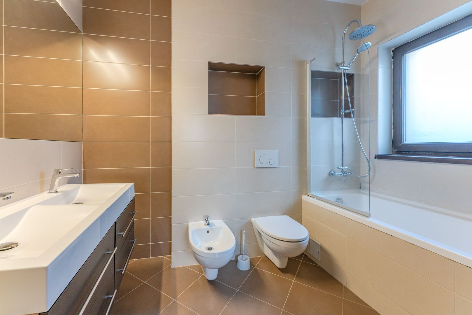 Casă modernă cu garaj și 4 dormitoare, aproape de Piața Sfatului - Poză 11