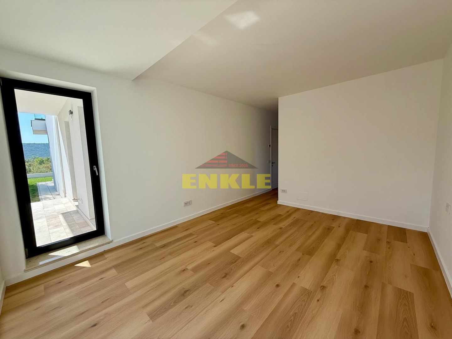 Apartament de lux, 5 minute de Botoșani, 109 mp utili+terasă si curte - Poză 9